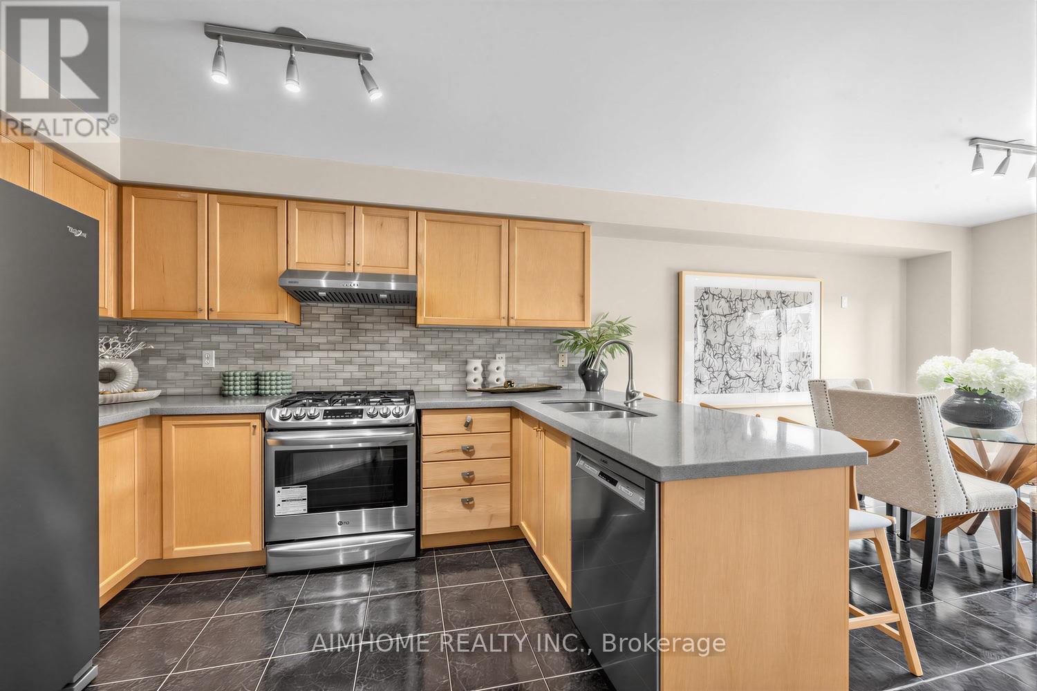 23 Bruce Creek Drive, Markham, ON - Indoor Photo Showing Kitchen With Double Sink