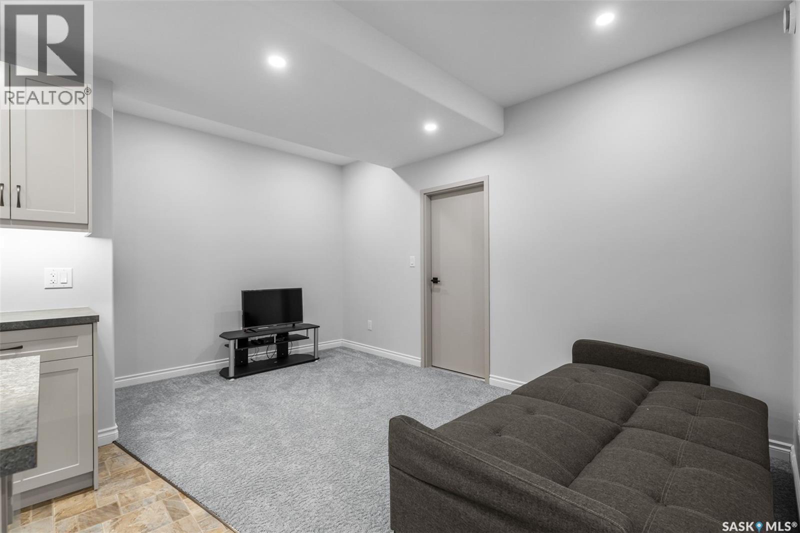 503 8Th Avenue E, Watrous, SK - Indoor