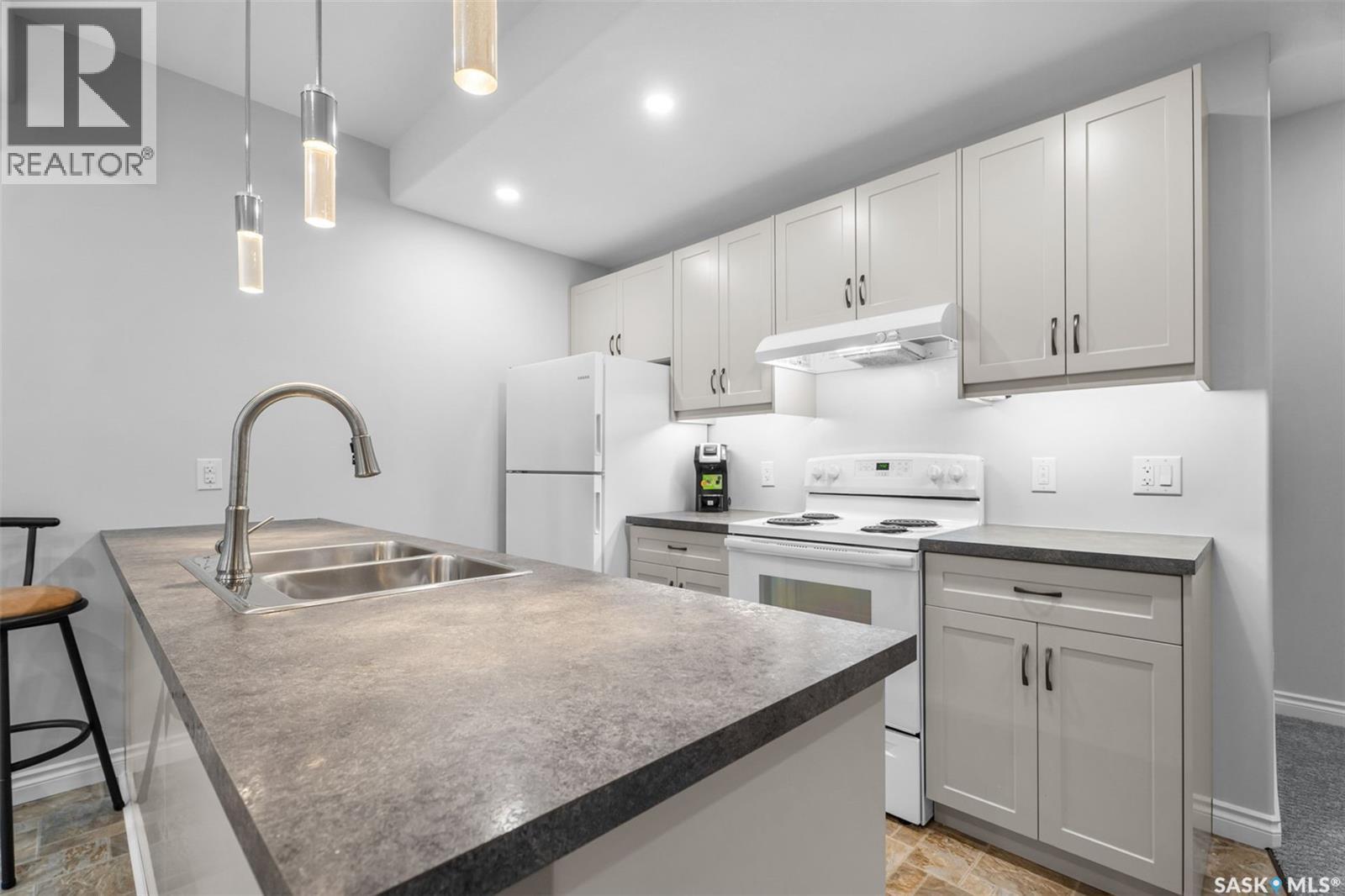 503 8Th Avenue E, Watrous, SK - Indoor Photo Showing Kitchen With Double Sink