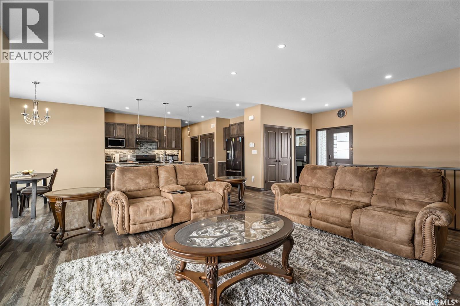 503 8Th Avenue E, Watrous, SK - Indoor Photo Showing Living Room