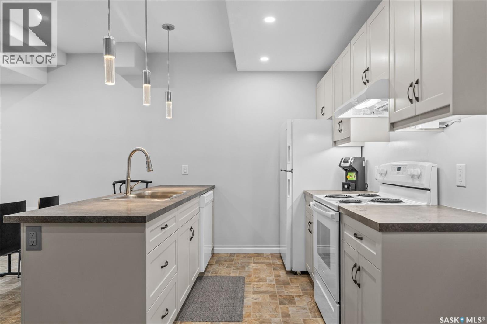 503 8Th Avenue E, Watrous, SK - Indoor Photo Showing Kitchen With Double Sink