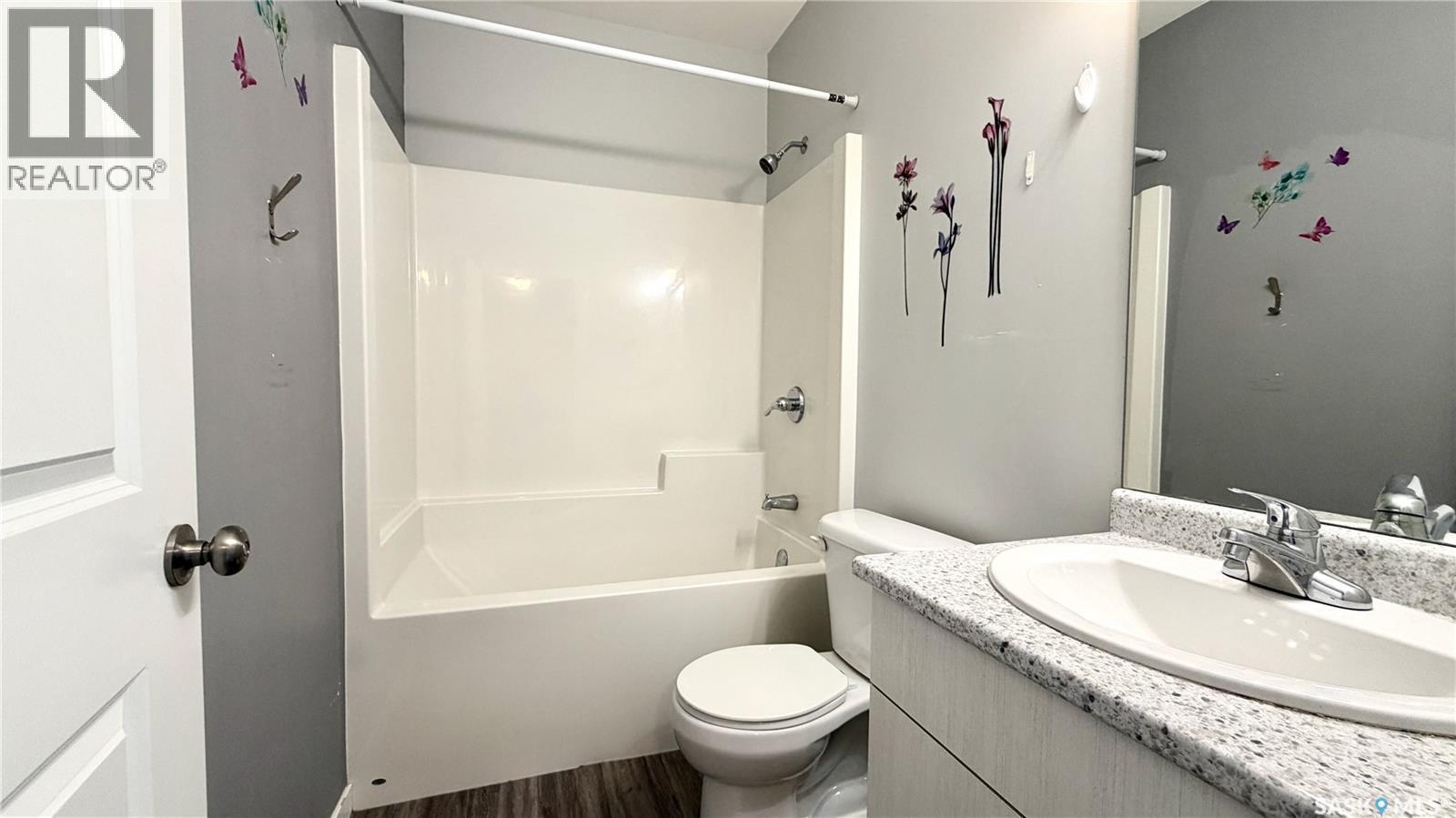 215 V Avenue N, Saskatoon, SK - Indoor Photo Showing Bathroom