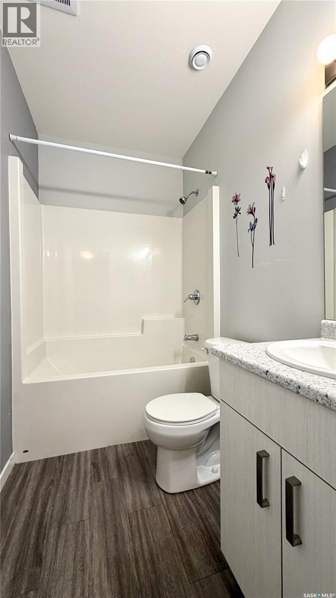 215 V Avenue N, Saskatoon, SK - Indoor Photo Showing Bathroom