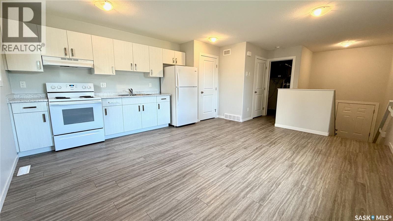 215 V Avenue N, Saskatoon, SK - Indoor Photo Showing Kitchen