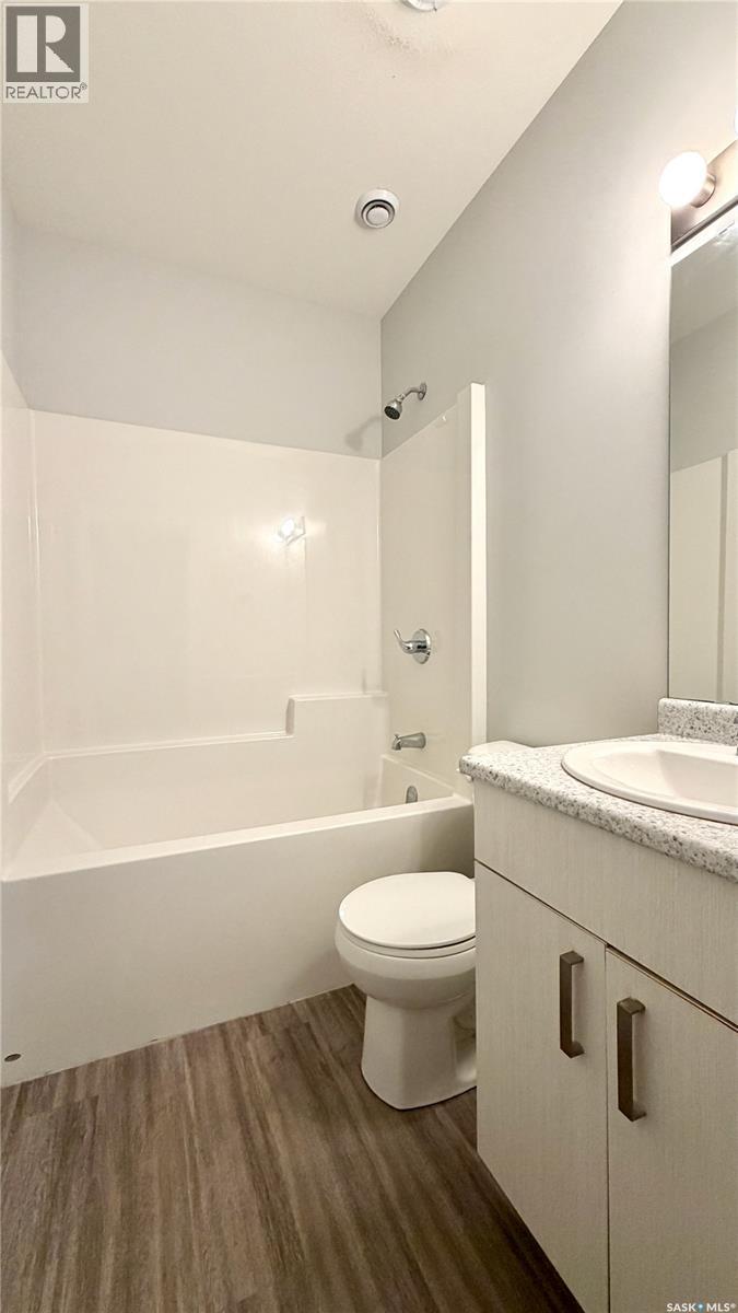 215 V Avenue N, Saskatoon, SK - Indoor Photo Showing Bathroom