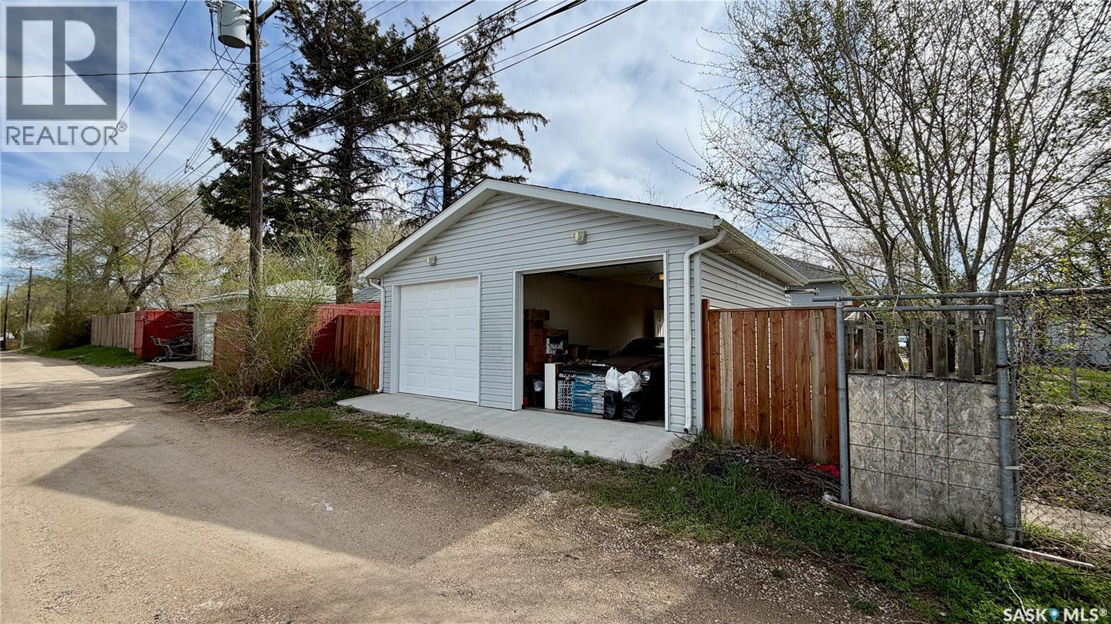 215 V Avenue N, Saskatoon, SK - Outdoor