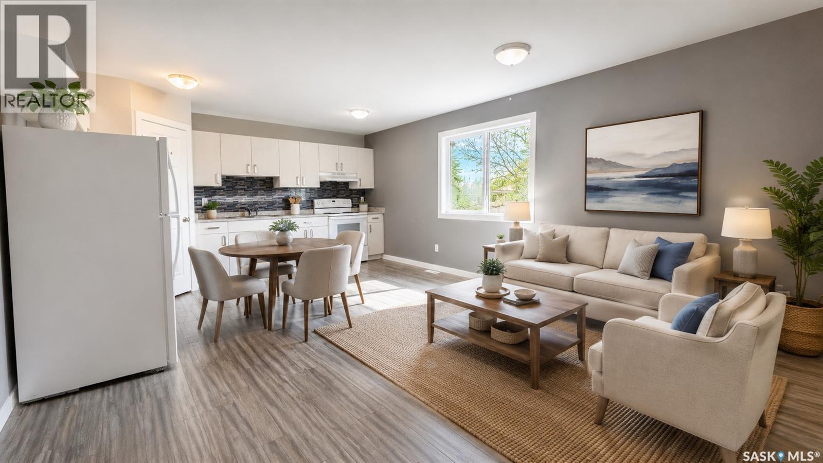 215 V Avenue N, Saskatoon, SK - Indoor Photo Showing Living Room