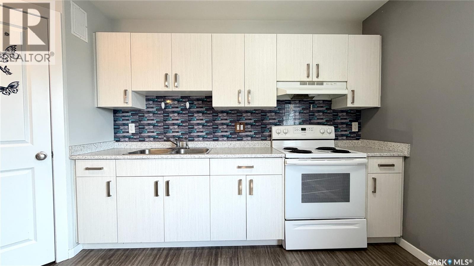 215 V Avenue N, Saskatoon, SK - Indoor Photo Showing Kitchen With Double Sink
