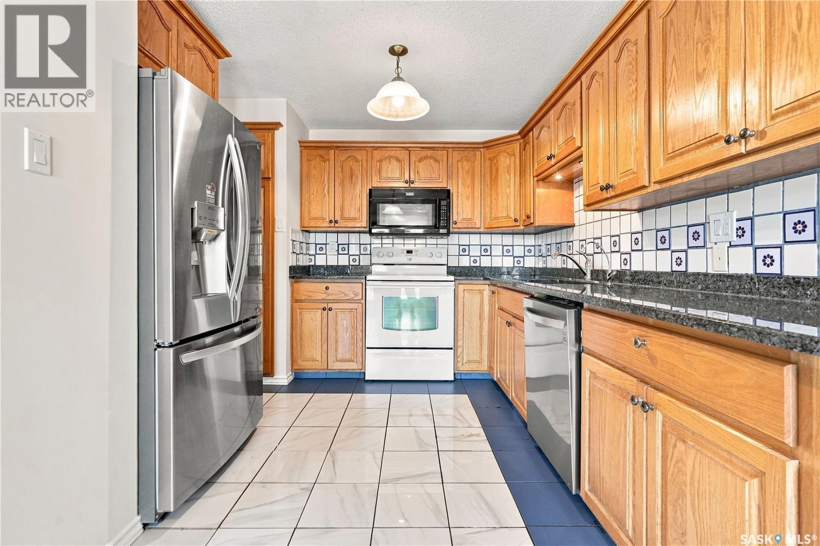 986 Rowell Crescent N, Regina, SK - Indoor Photo Showing Kitchen