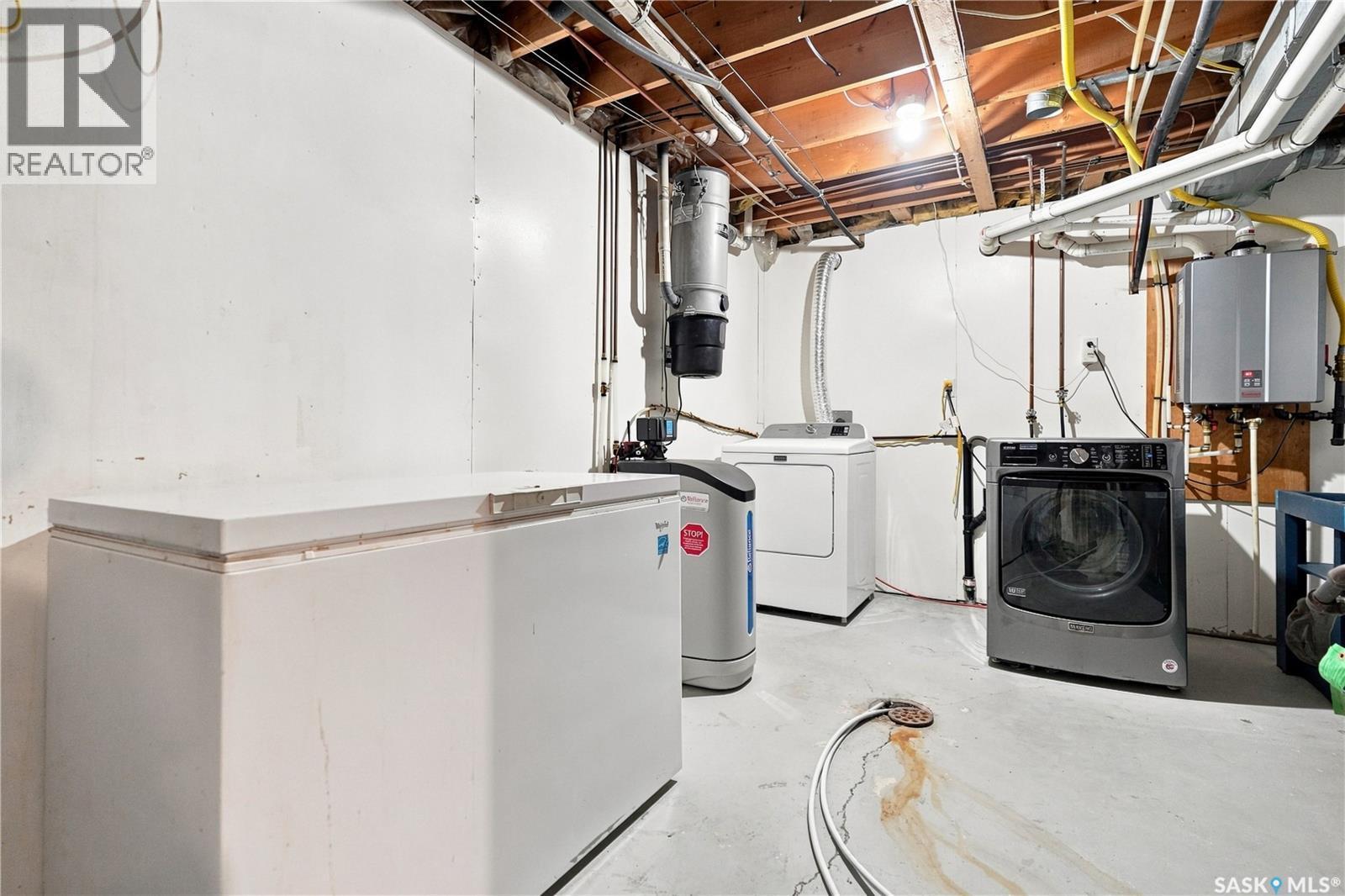 986 Rowell Crescent N, Regina, SK - Indoor Photo Showing Laundry Room