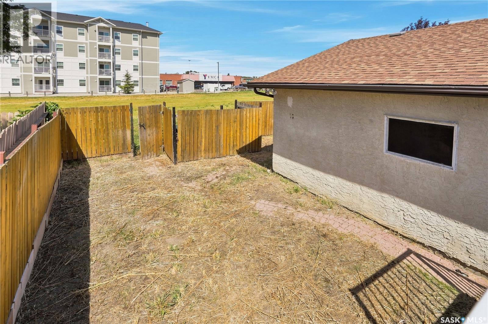 986 Rowell Crescent N, Regina, SK - Outdoor