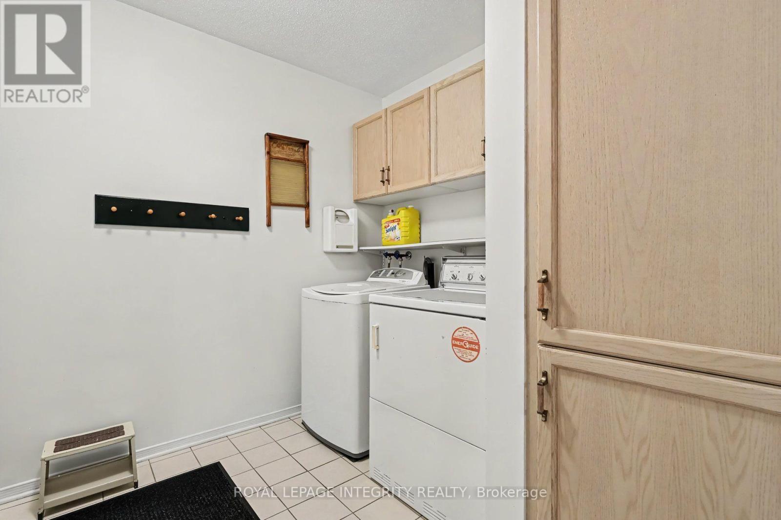 Main floor laundry - 16 Streamwood Lane, Ottawa, ON - Indoor Photo Showing Laundry Room