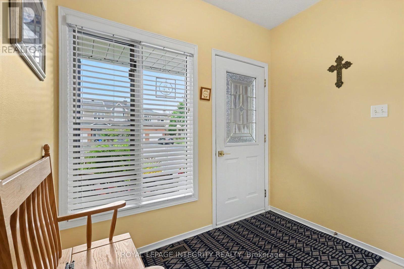 Good sized front entry - 16 Streamwood Lane, Ottawa, ON - Indoor Photo Showing Other Room