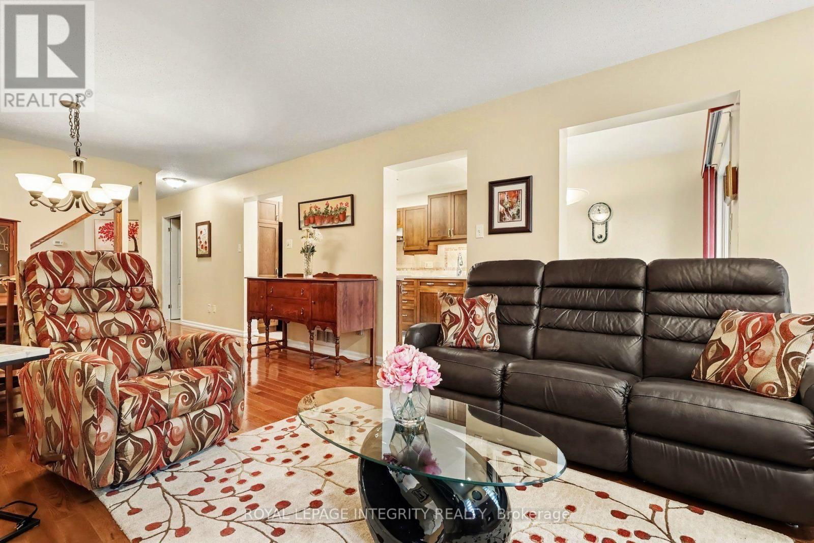 16 Streamwood Lane, Ottawa, ON - Indoor Photo Showing Living Room