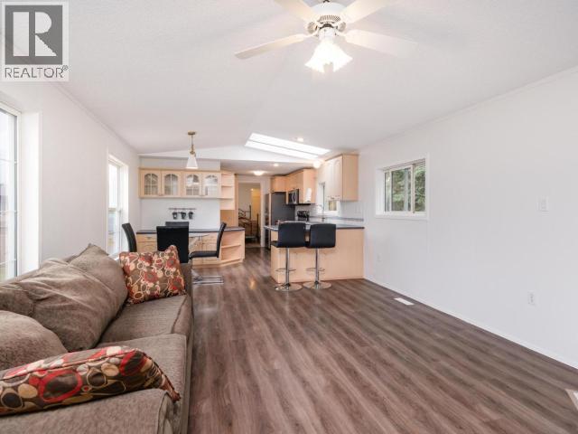 413-989 Range Road, Whitehorse, YT - Indoor Photo Showing Living Room