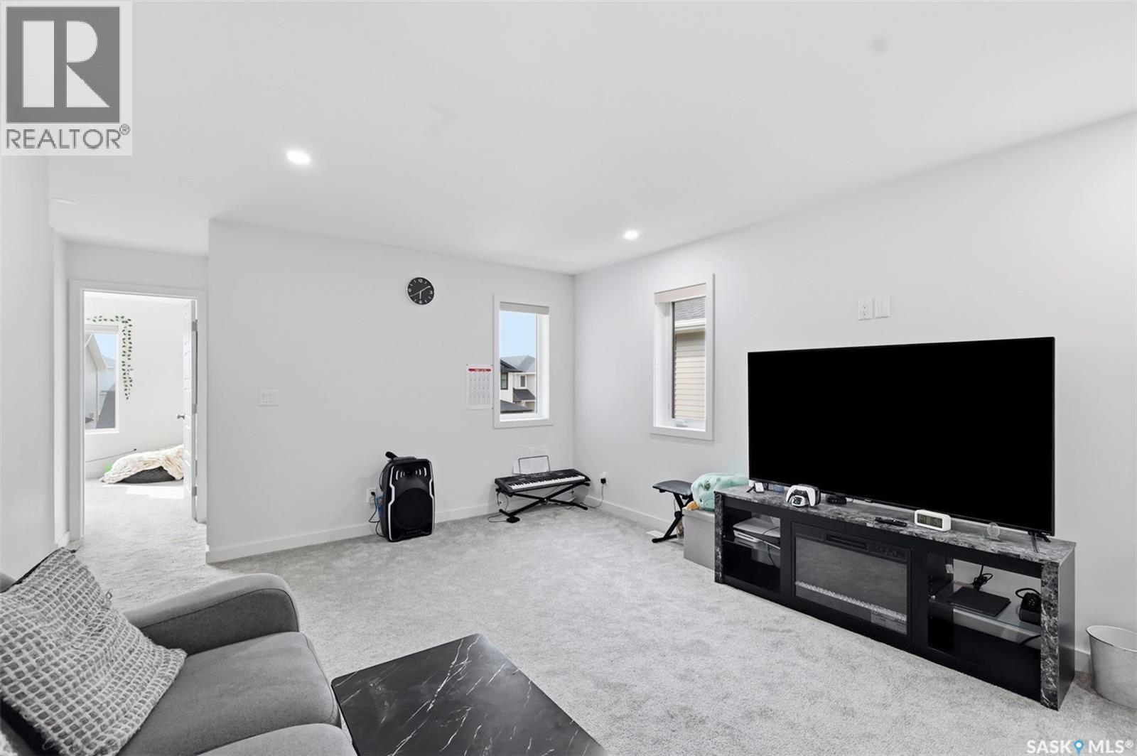 231 Katz Court, Saskatoon, SK - Indoor Photo Showing Living Room