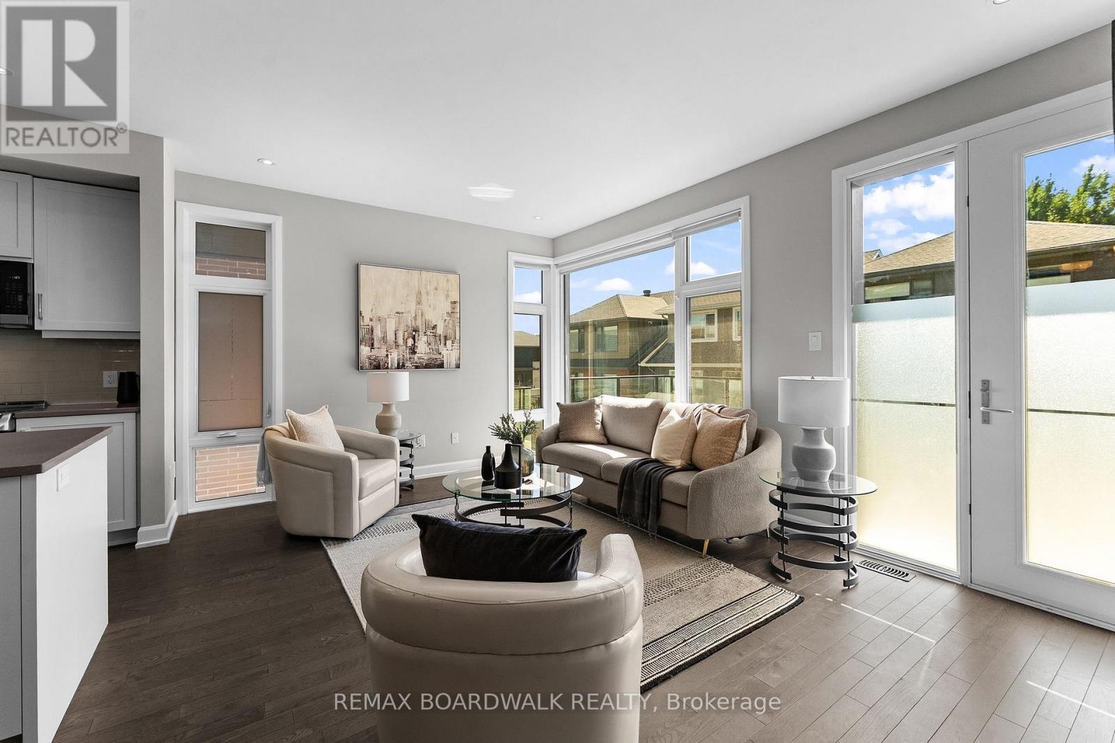 14 Philosopher Private, Ottawa, ON - Indoor Photo Showing Living Room