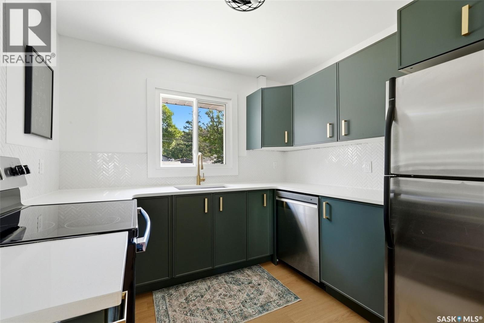 137 Garnet Street, Regina, SK - Indoor Photo Showing Kitchen