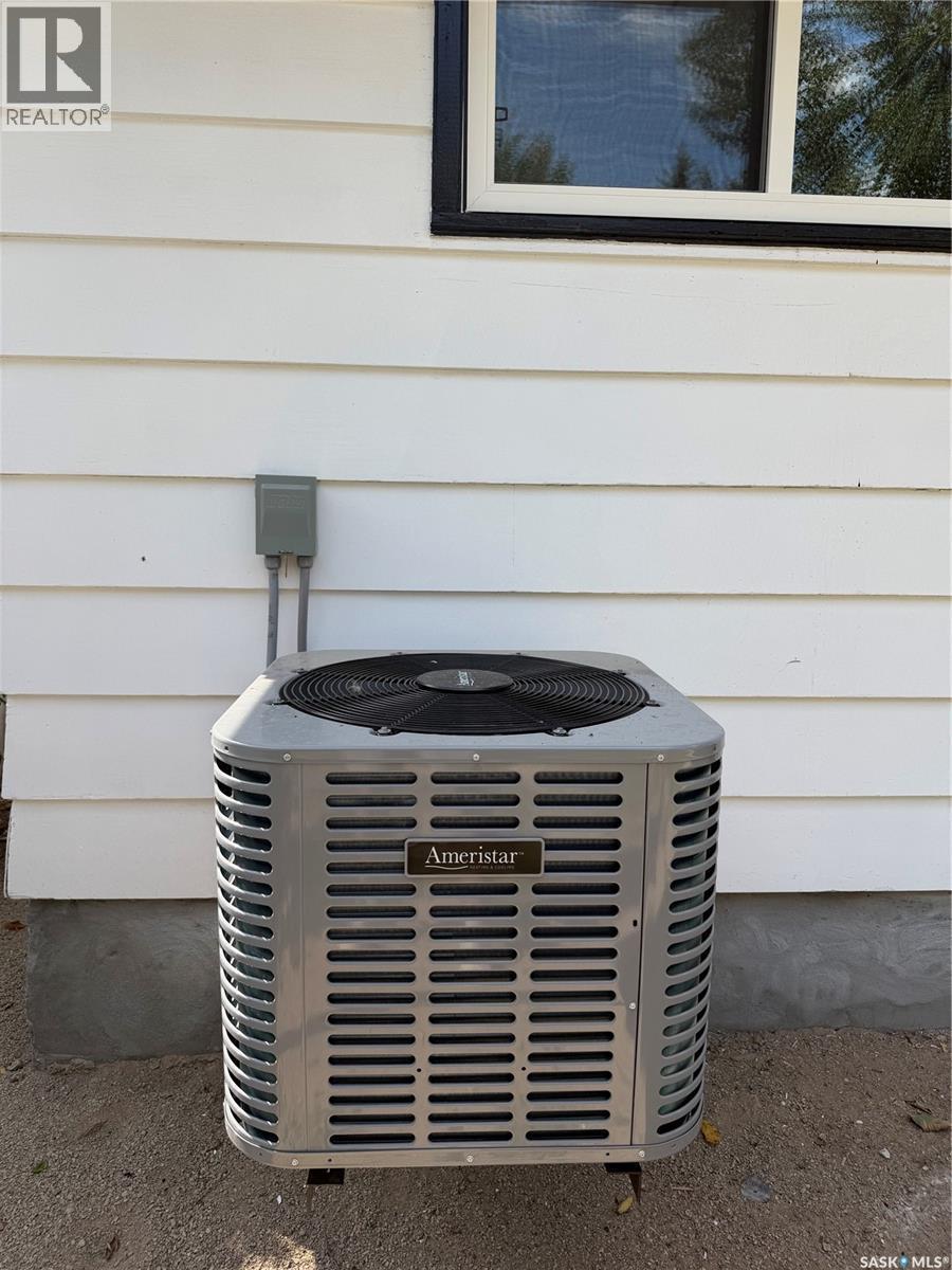 137 Garnet Street, Regina, SK - Outdoor With Exterior