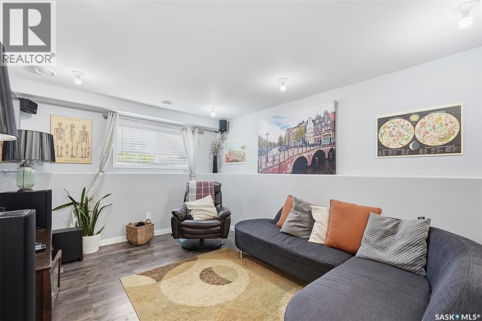 110 Bennion Crescent, Saskatoon, SK - Indoor Photo Showing Living Room
