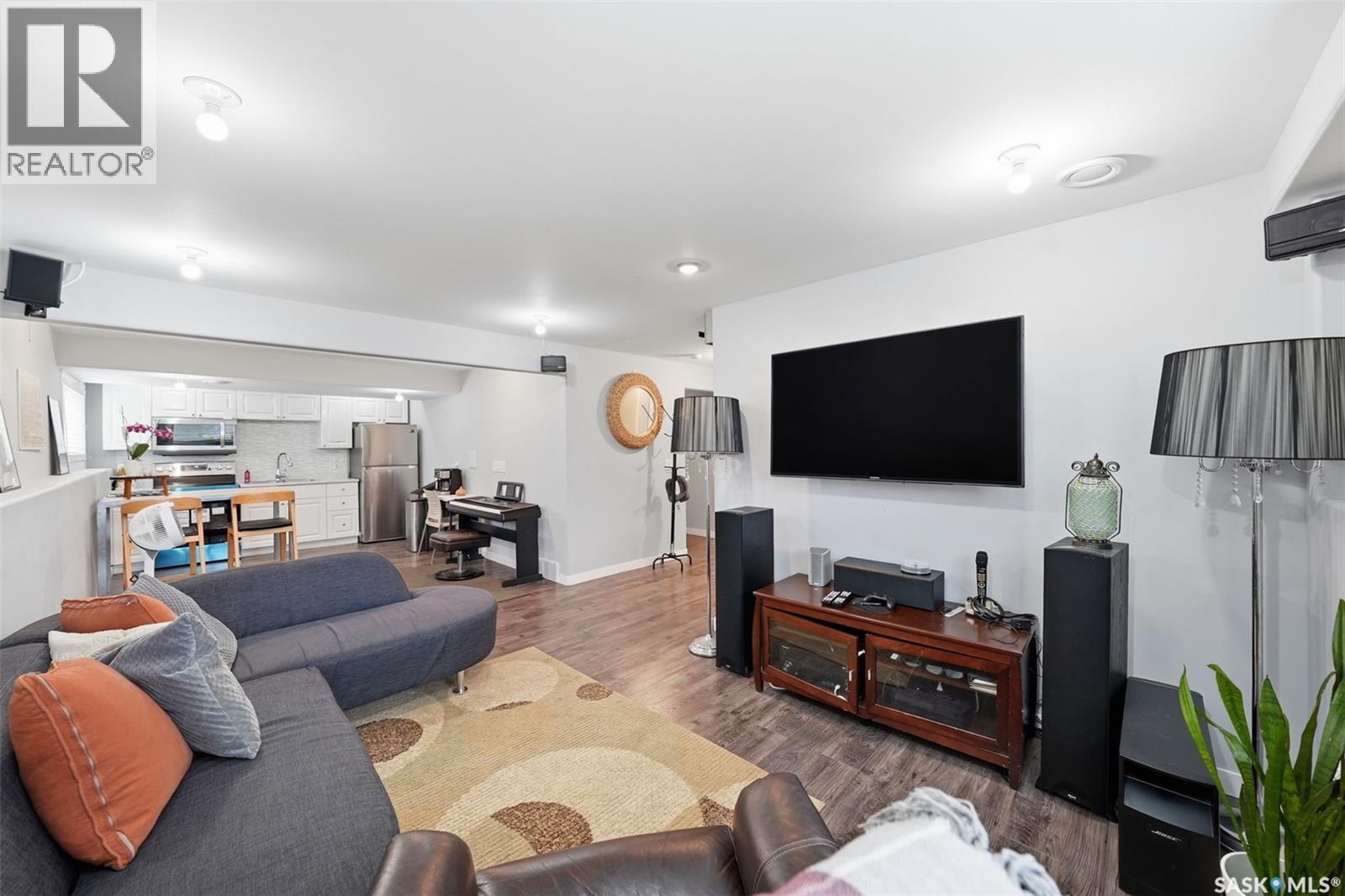 110 Bennion Crescent, Saskatoon, SK - Indoor Photo Showing Living Room