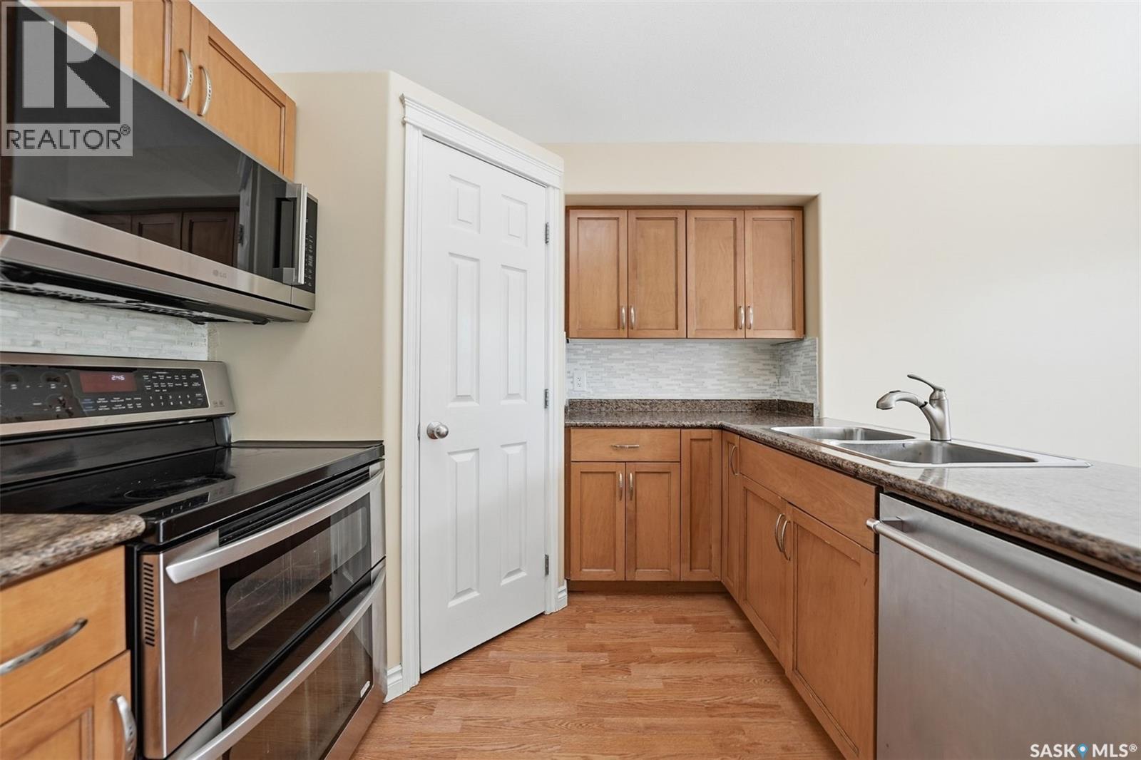 110 Bennion Crescent, Saskatoon, SK - Indoor Photo Showing Kitchen With Stainless Steel Kitchen With Double Sink