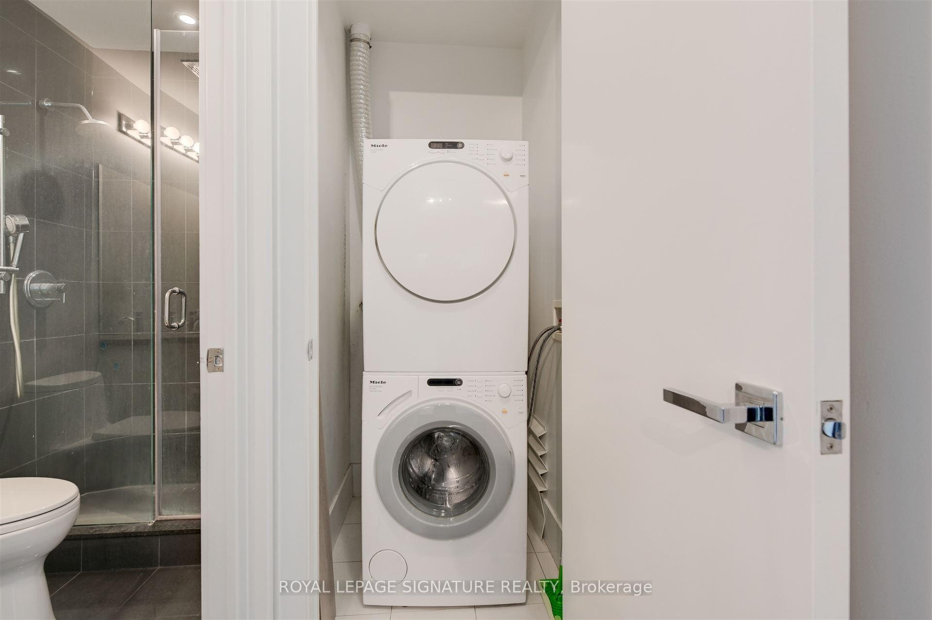 424-29 Queens Quay E, Toronto, ON - Indoor Photo Showing Laundry Room