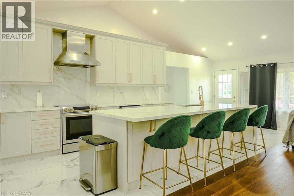 Vaulted ceiling with recessed lighting - 107 6Th Line Line, Haldimand, ON - Indoor Photo Showing Kitchen With Upgraded Kitchen