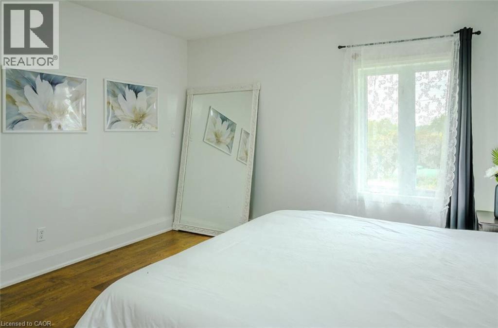 Hardwood-style flooring throughout - 107 6Th Line Line, Haldimand, ON - Indoor Photo Showing Bedroom