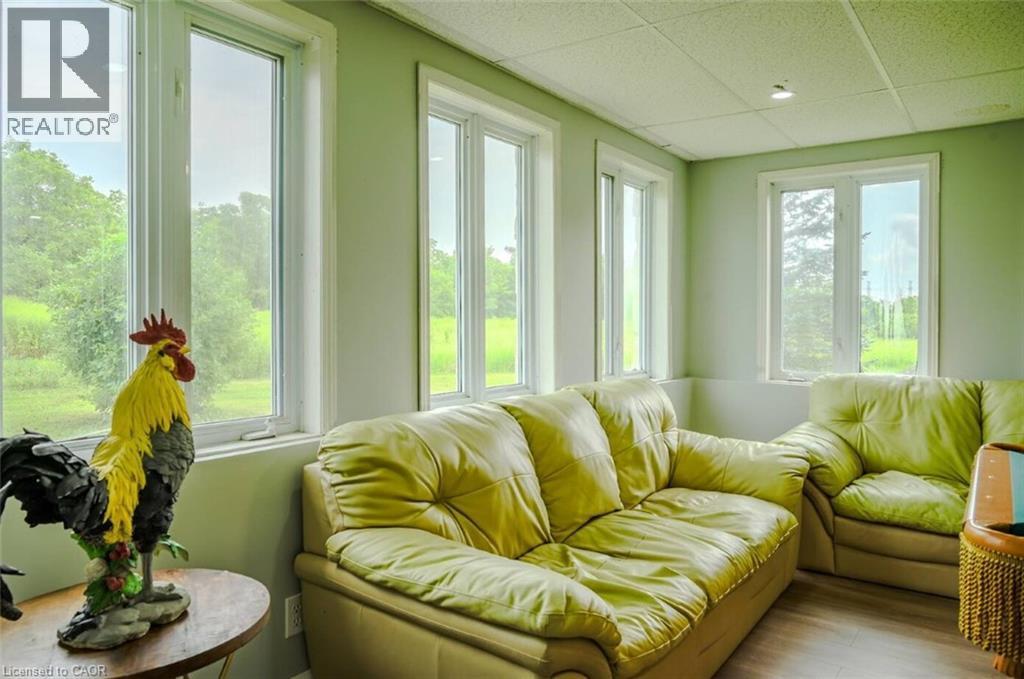 107 6Th Line Line, Haldimand, ON - Indoor Photo Showing Living Room
