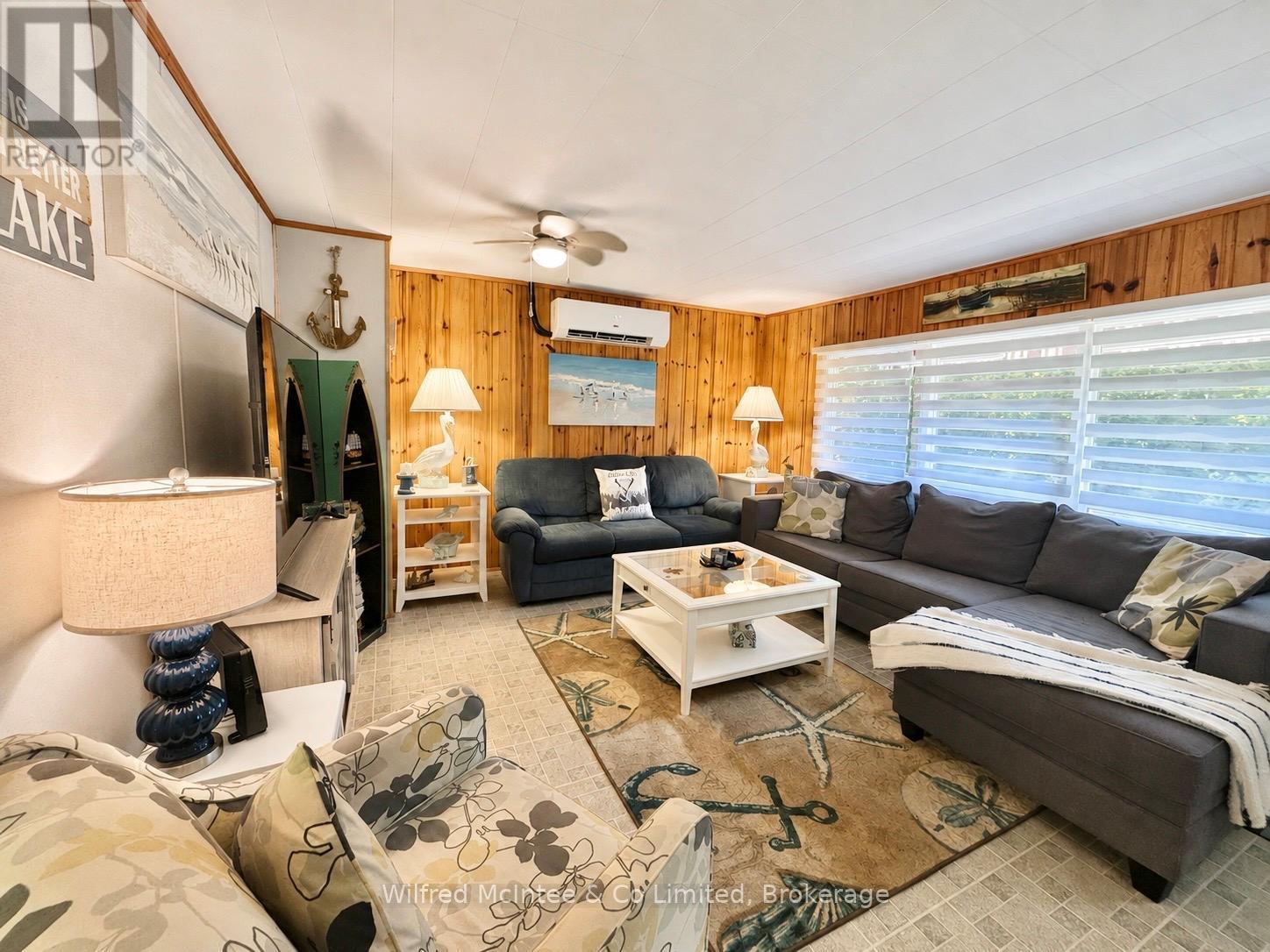Inviting livingroom - 32 Mohawk Drive, Native Leased Lands, ON - Indoor Photo Showing Living Room
