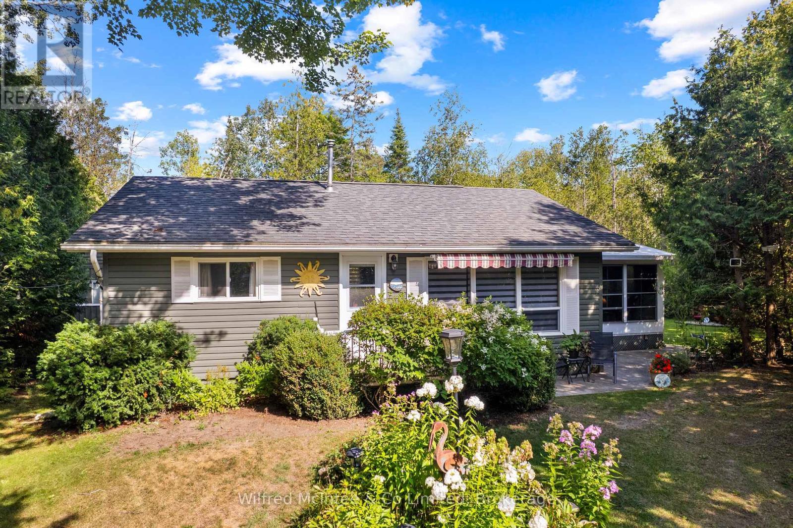 Mature bushes & flowers - 32 Mohawk Drive, Native Leased Lands, ON - Outdoor