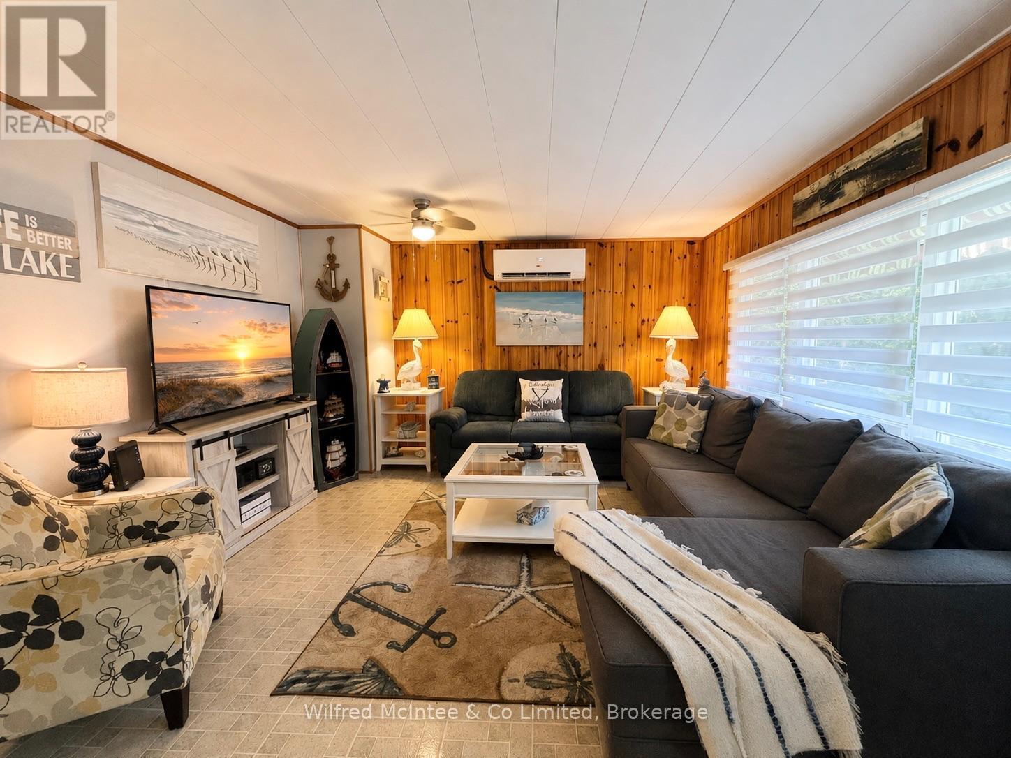 All furnishings included - 32 Mohawk Drive, Native Leased Lands, ON - Indoor Photo Showing Living Room