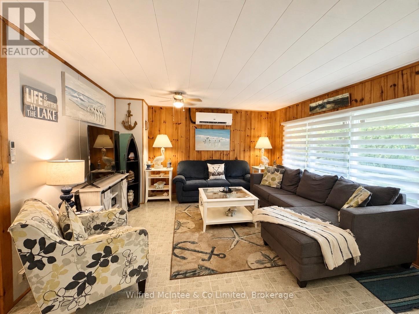Bright welcoming living room - 32 Mohawk Drive, Native Leased Lands, ON - Indoor Photo Showing Living Room