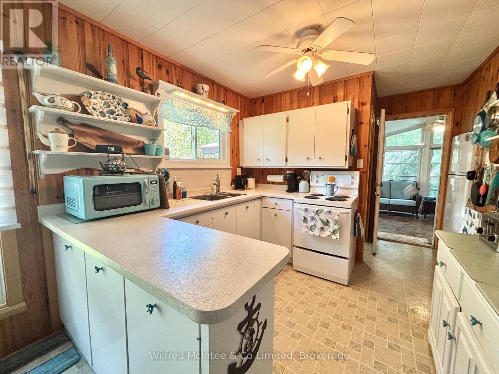 Cozy charming kitchen - 32 Mohawk Drive, Native Leased Lands, ON - Indoor Photo Showing Kitchen