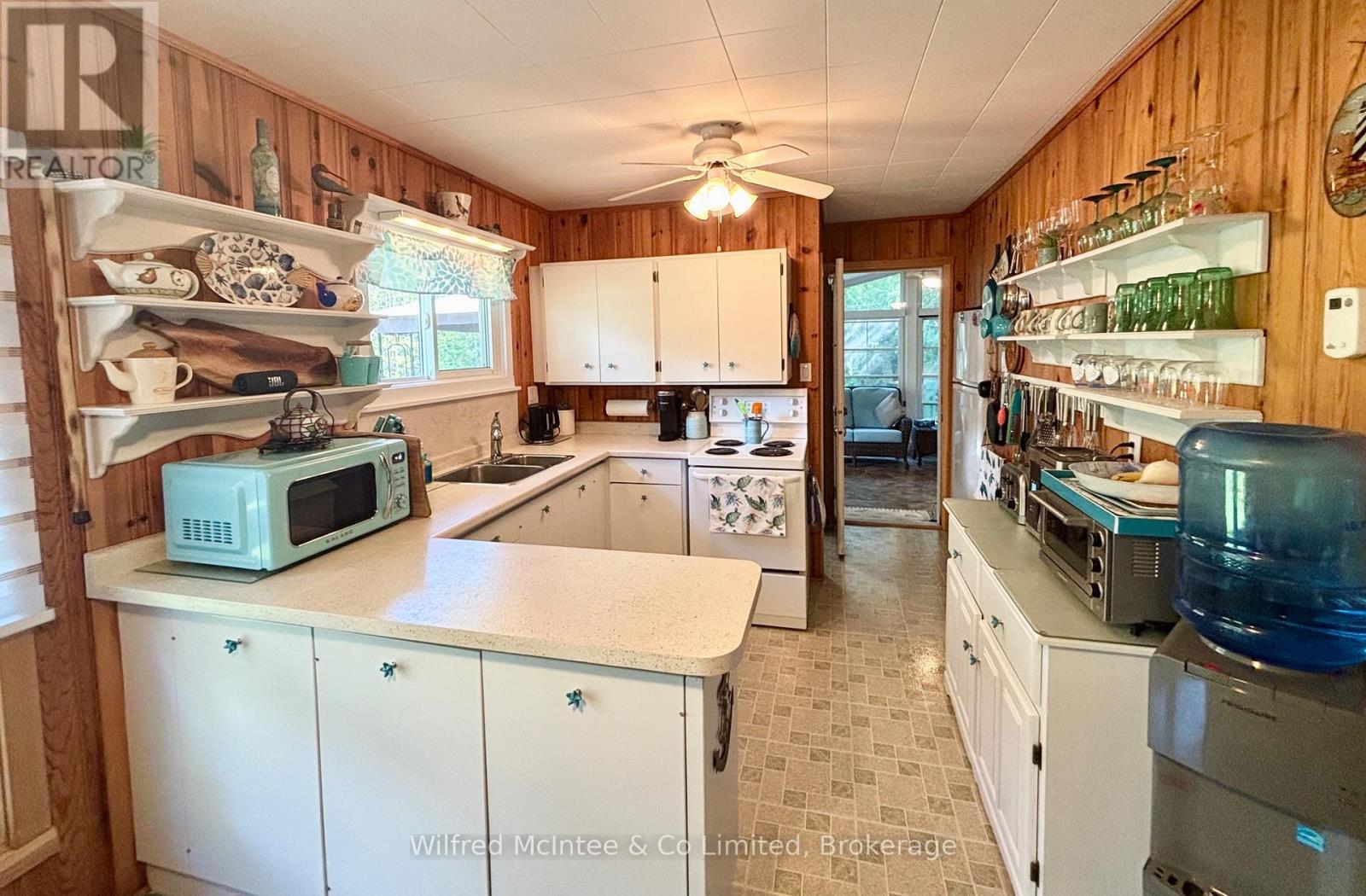 Bright kitchen - 32 Mohawk Drive, Native Leased Lands, ON - Indoor Photo Showing Kitchen