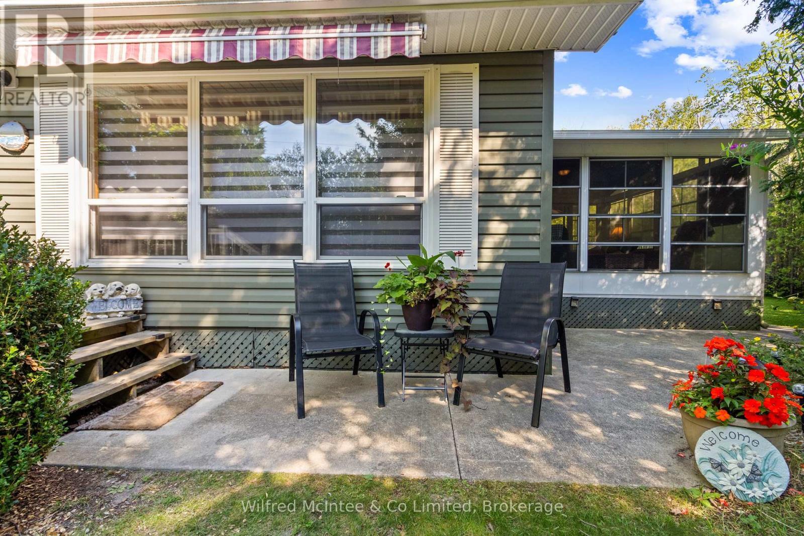 Come and sit on the front porch - 32 Mohawk Drive, Native Leased Lands, ON - Outdoor With Deck Patio Veranda