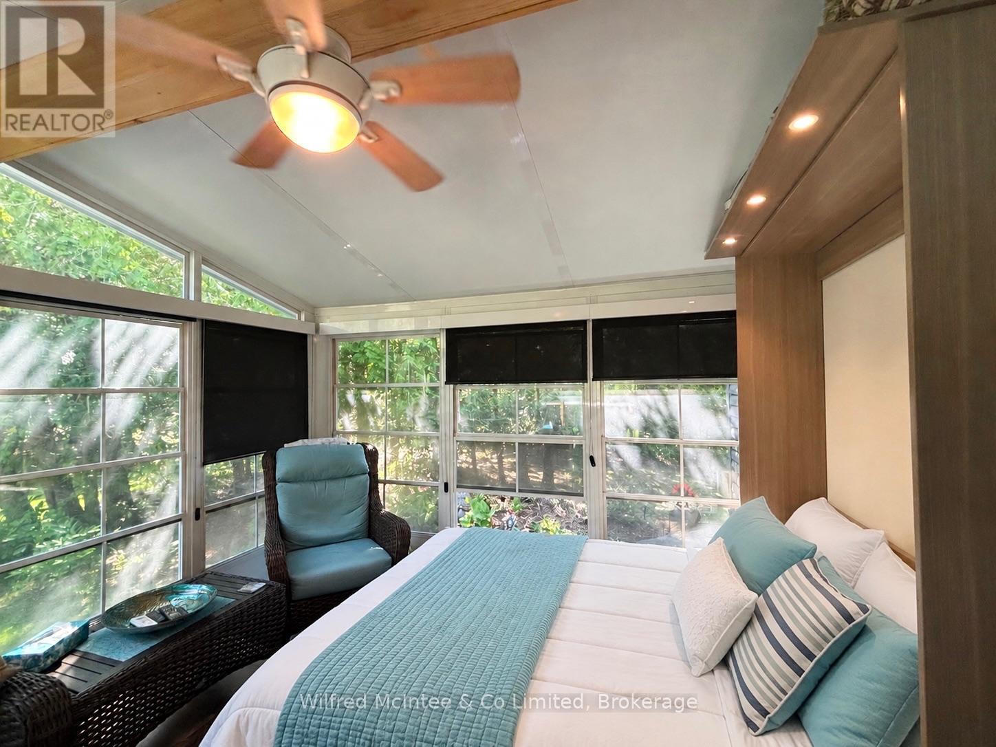 Private bright space space & extra room for guests - 32 Mohawk Drive, Native Leased Lands, ON - Indoor Photo Showing Bedroom