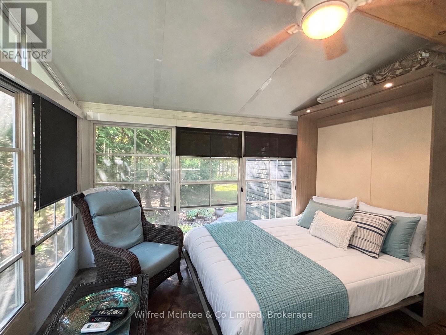Wow, great space for sleeping & entertaining! - 32 Mohawk Drive, Native Leased Lands, ON - Indoor Photo Showing Bedroom