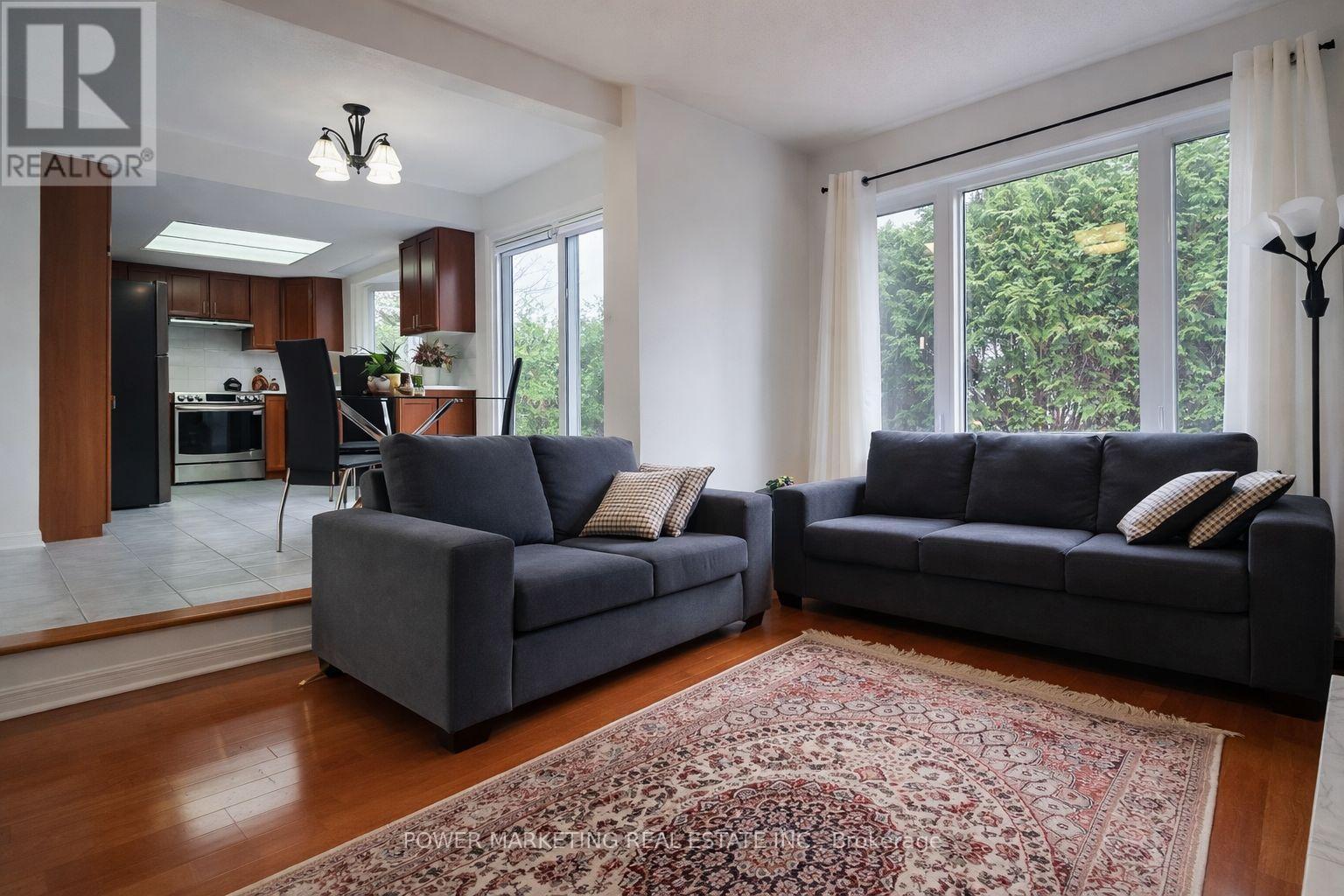 29 Taj Court, Ottawa, ON - Indoor Photo Showing Living Room