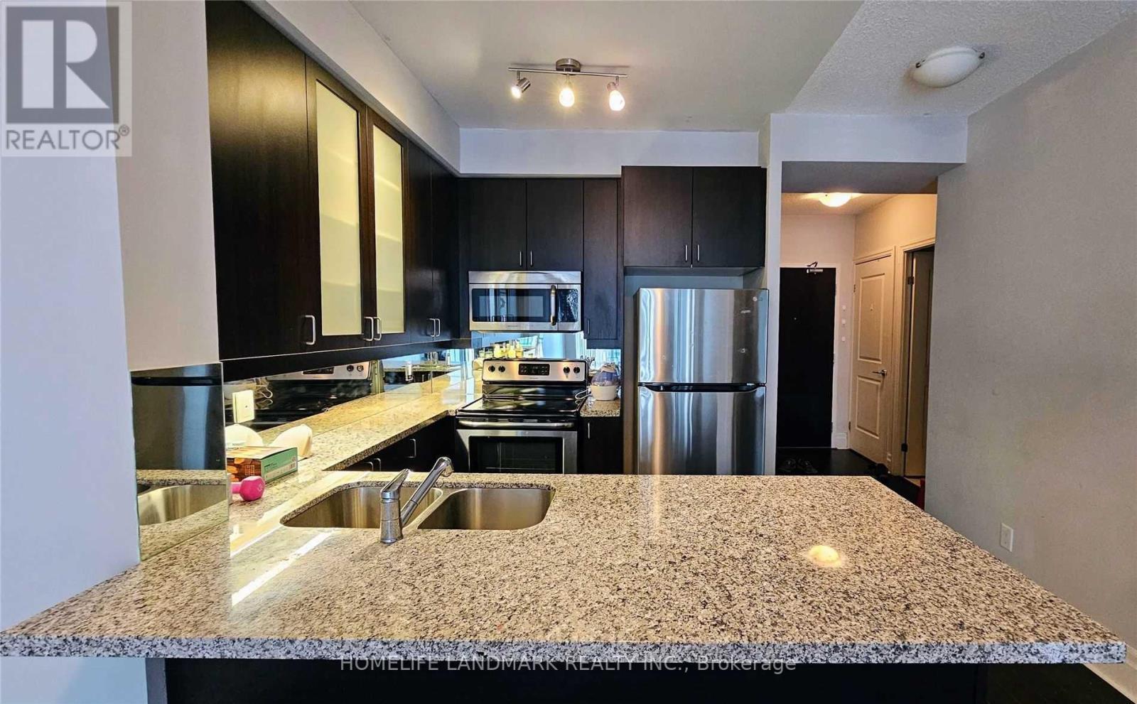 513 - 131 Upper Duke Crescent, Markham, ON - Indoor Photo Showing Kitchen With Double Sink With Upgraded Kitchen