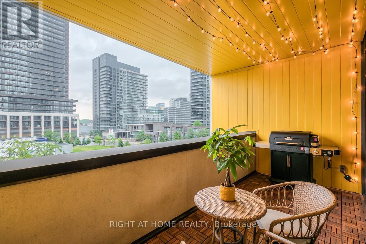 511 - 95 Mcmahon Drive, Toronto, ON - Outdoor