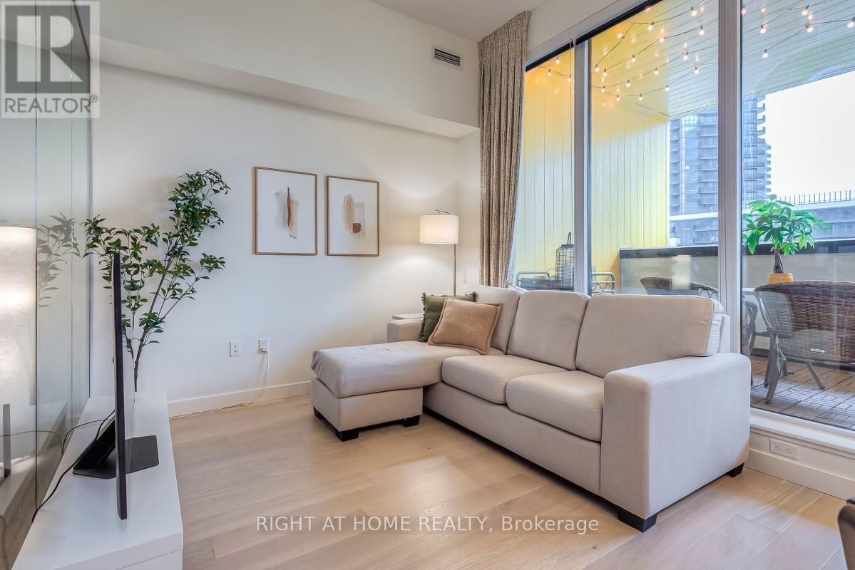 511 - 95 Mcmahon Drive, Toronto, ON - Indoor Photo Showing Living Room