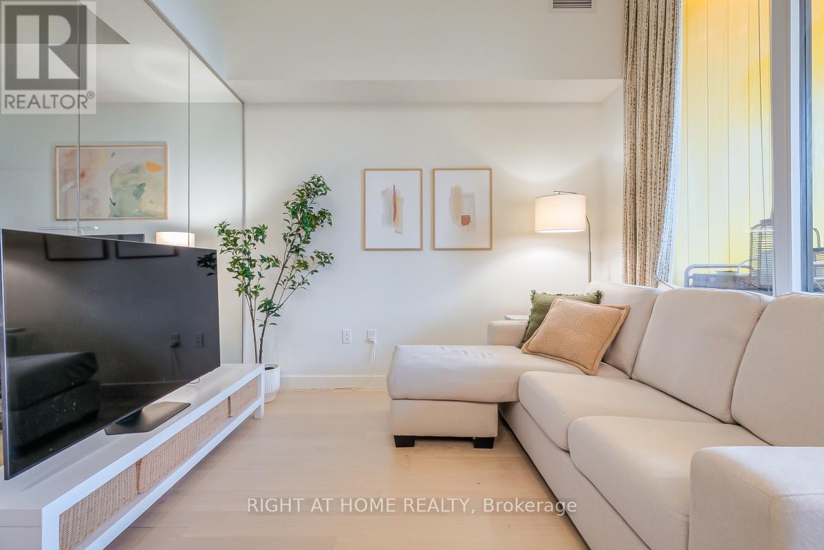 511 - 95 Mcmahon Drive, Toronto, ON - Indoor Photo Showing Living Room