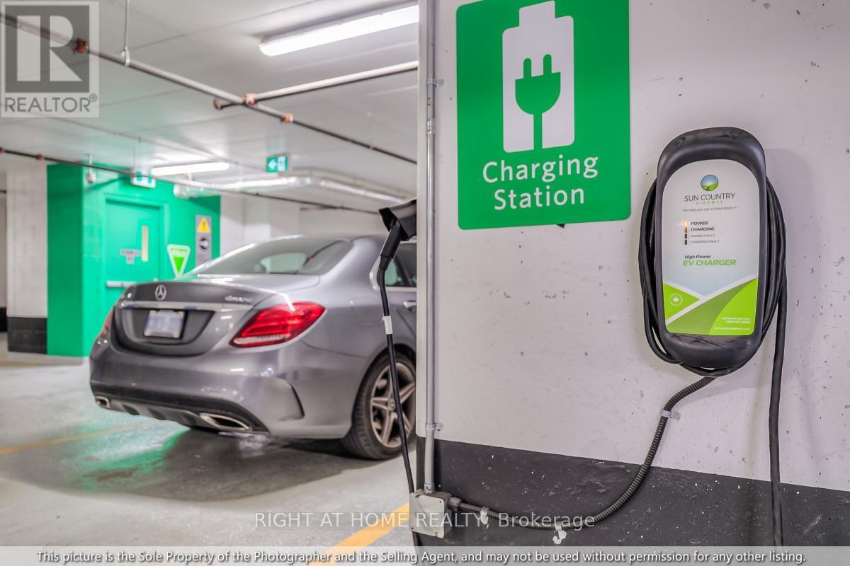 511 - 95 Mcmahon Drive, Toronto, ON - Indoor Photo Showing Garage