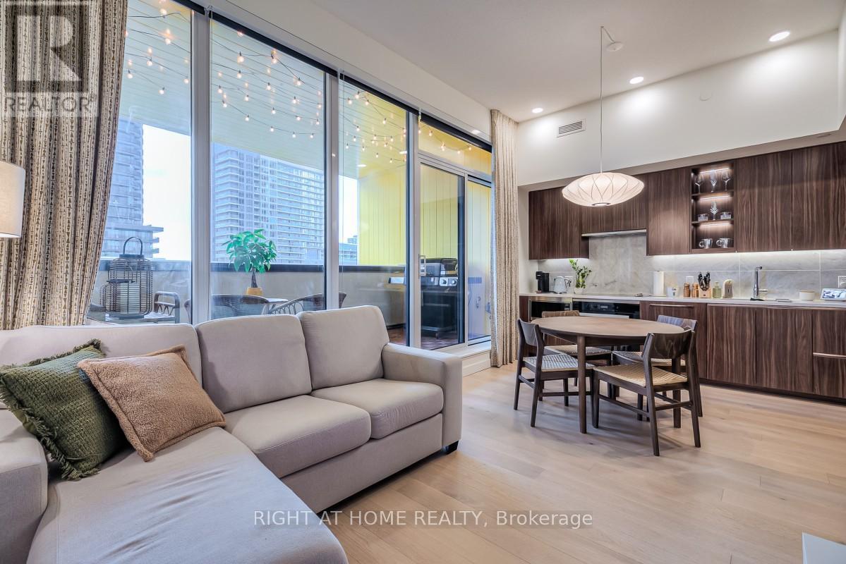 511 - 95 Mcmahon Drive, Toronto, ON - Indoor Photo Showing Living Room