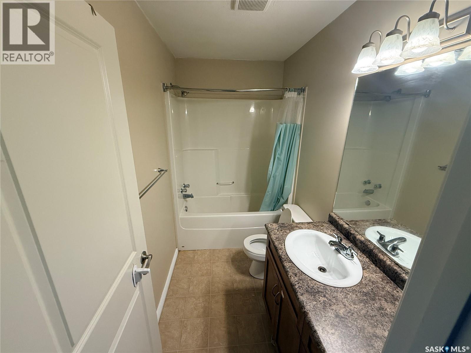 212 415 Lynd Crescent, Saskatoon, SK - Indoor Photo Showing Bathroom