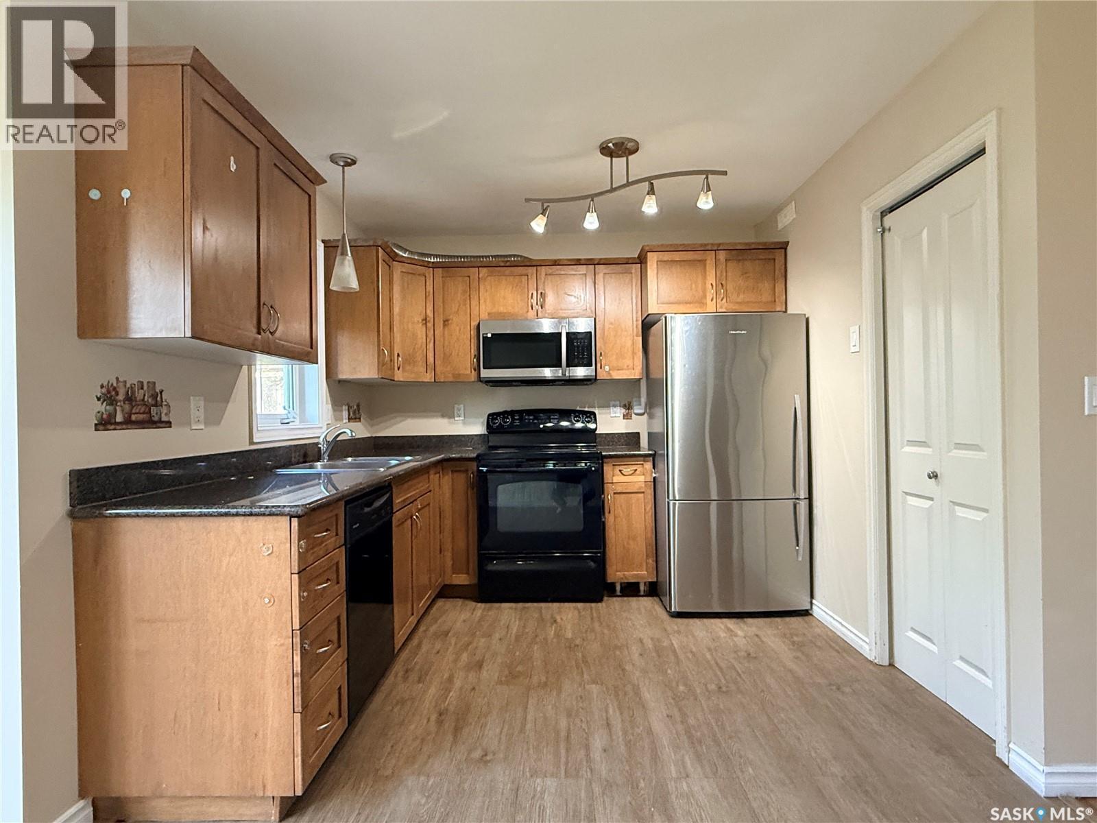 212 415 Lynd Crescent, Saskatoon, SK - Indoor Photo Showing Kitchen With Double Sink