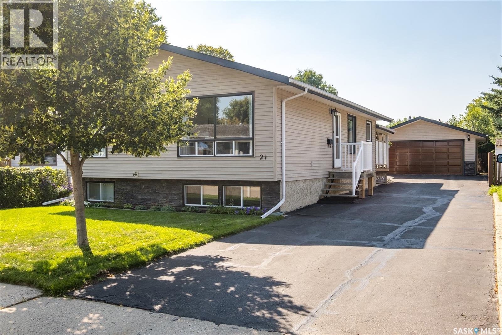 21 Plaxton Place, Prince Albert, SK - Outdoor