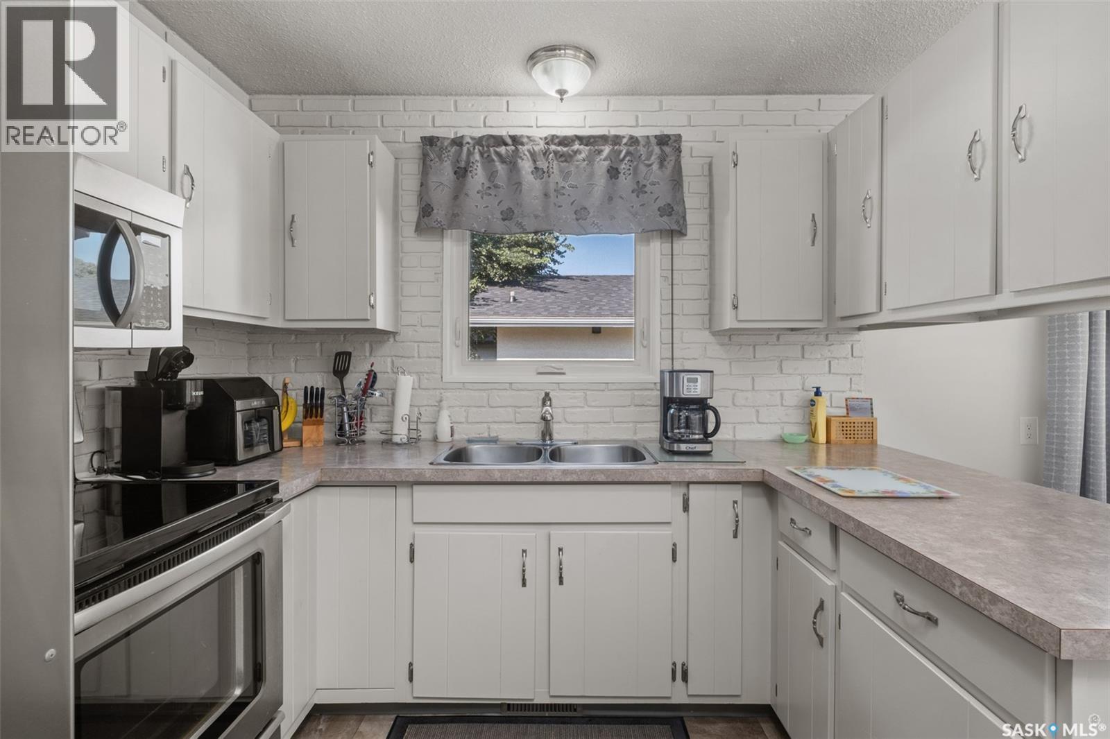 21 Plaxton Place, Prince Albert, SK - Indoor Photo Showing Kitchen With Double Sink